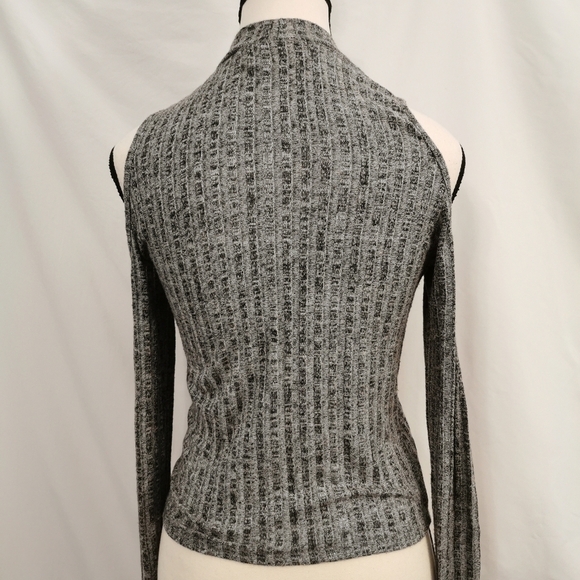 Kendall and Kylie Long Sleeve Mock Neck Cold Shoulder Top - Sz M - Picture 4 of 7